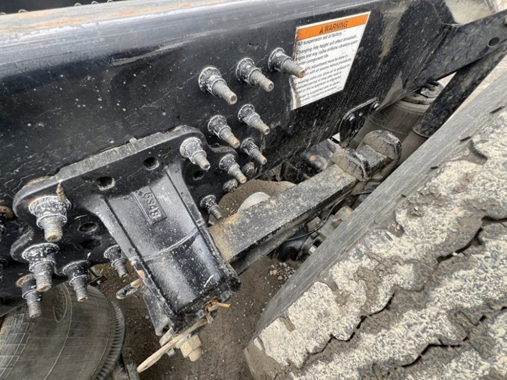 2017-mack-cxu613-tri-axle-truck-tractor-image-24