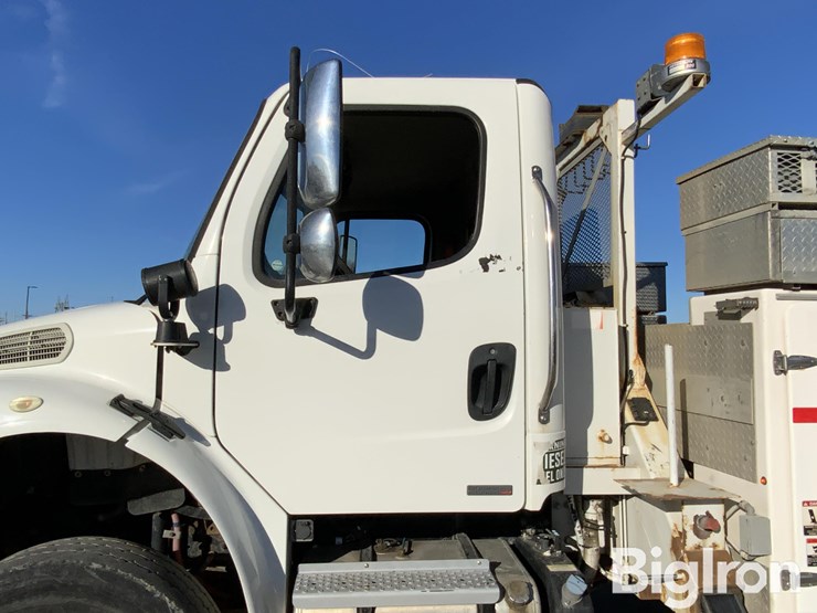 2012-freightliner-m2-106-image-13