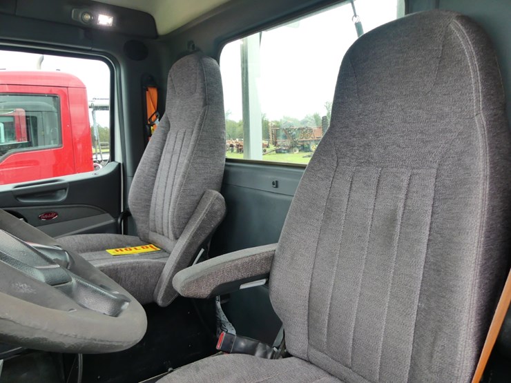2017-peterbilt-579-image-10