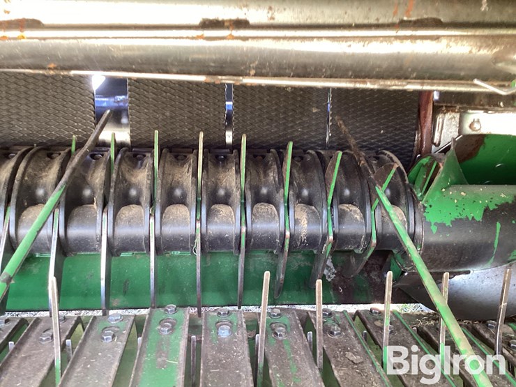 2010-john-deere-568-image-17