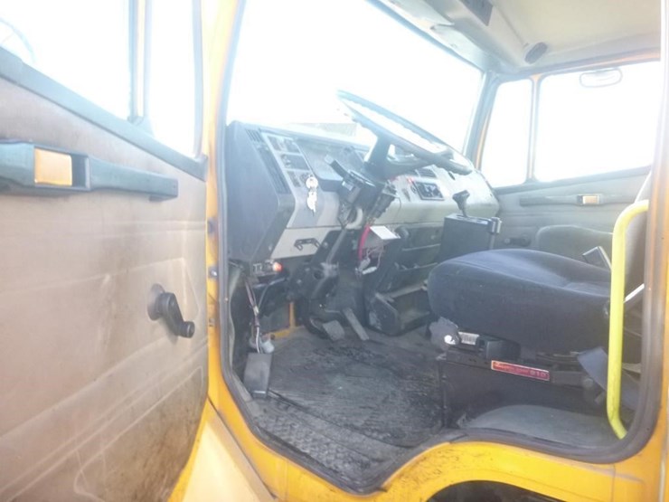 2004-freightliner-fl70-image-14