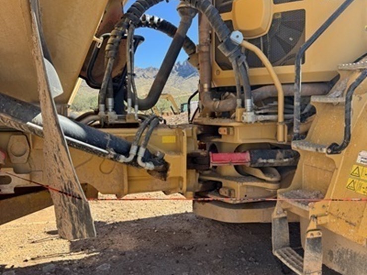 2013-caterpillar-740b-image-8