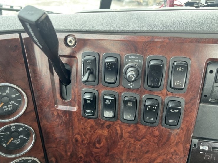 2017-mack-cxu613-tri-axle-truck-tractor-image-40