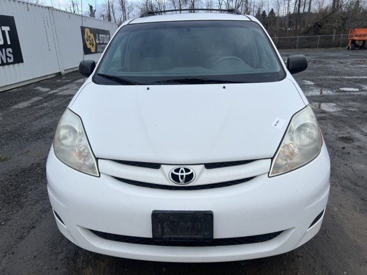 2008-toyota-sienna-le-image-8