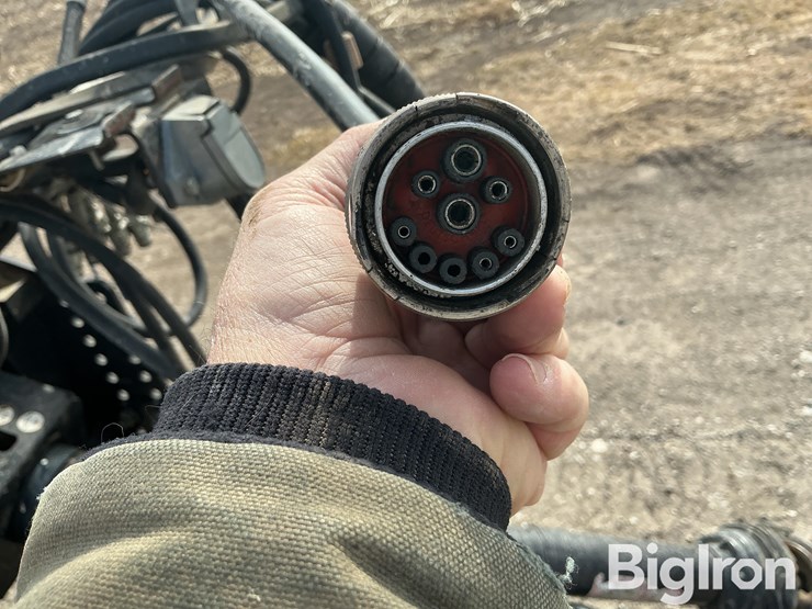 2013-new-holland-330-image-11