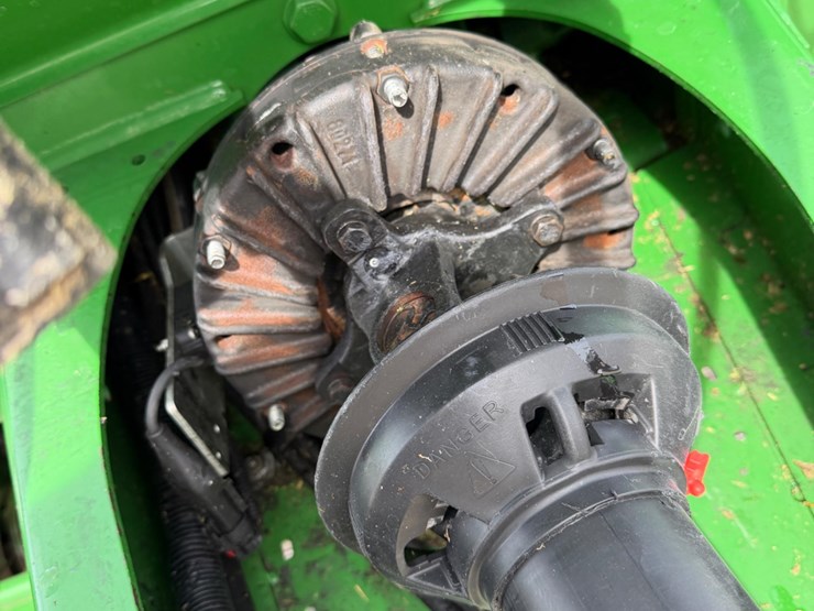 2023-john-deere-560m-image-14