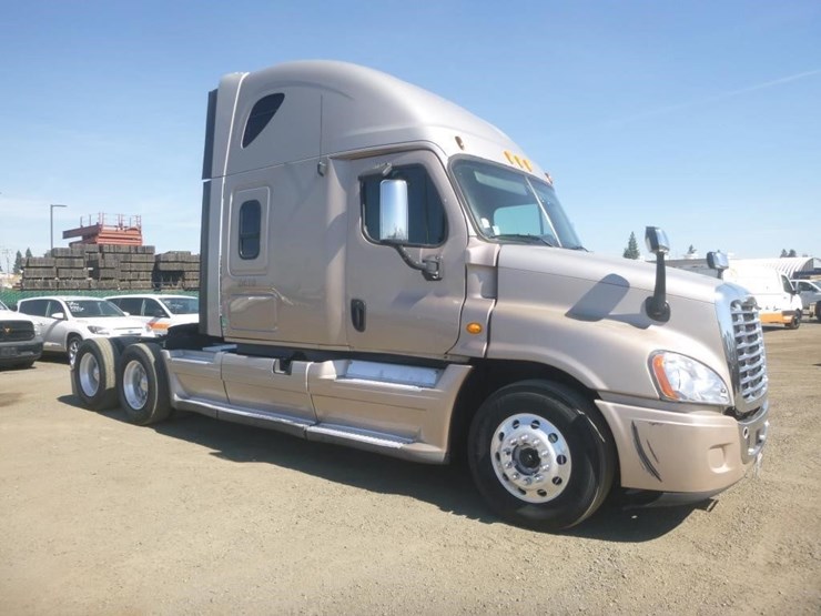 2012-freightliner-cascadia-125-image-2
