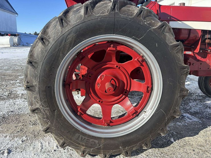 1974-farmall-666-gas-tractor-image-9