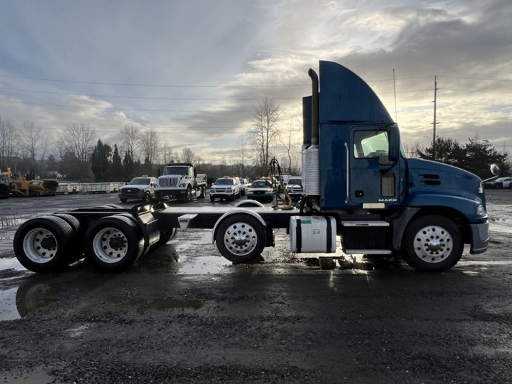 2015-mack-cxu613-tri-axle-truck-tractor-image-3