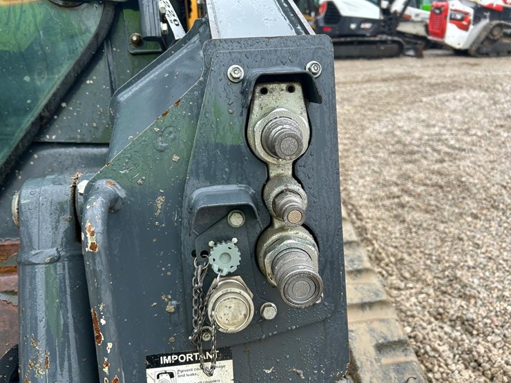 2022-deere-317g-image-11