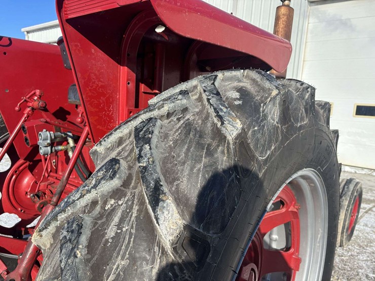 1974-farmall-666-gas-tractor-image-3