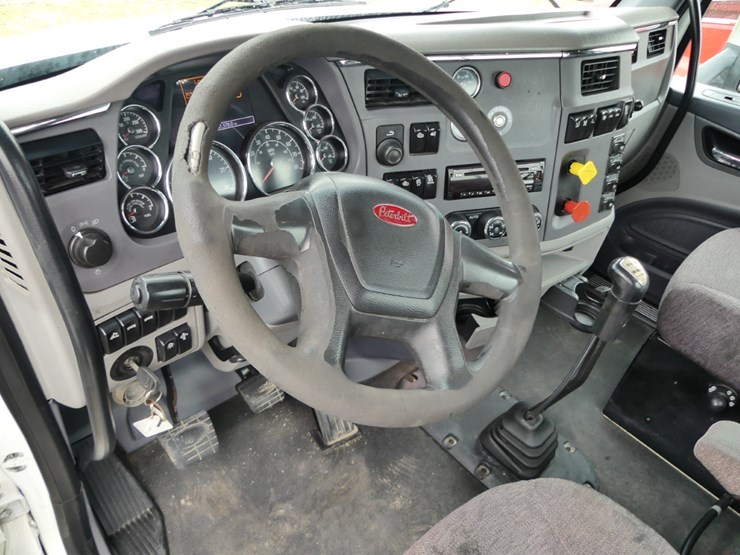 2017-peterbilt-579-image-12