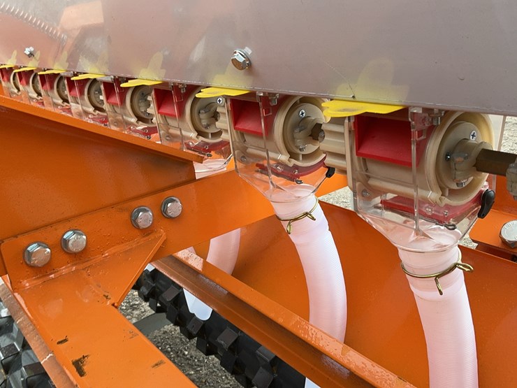 2025-caterpillar-12-image-10