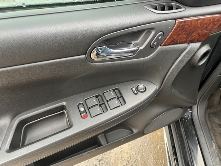 2011-chevrolet-impala-sedan-image-24