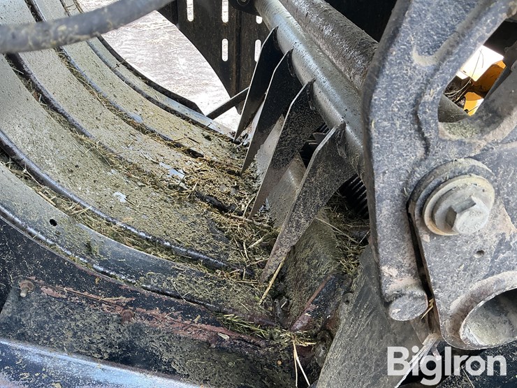 2013-new-holland-330-image-19