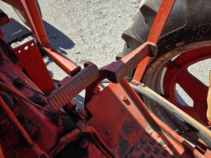 case-730-tractor-image-10