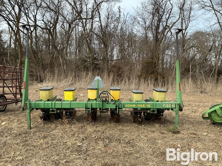 john-deere-7300-image-2