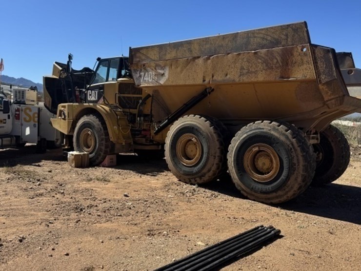 2013-caterpillar-740b-image-1