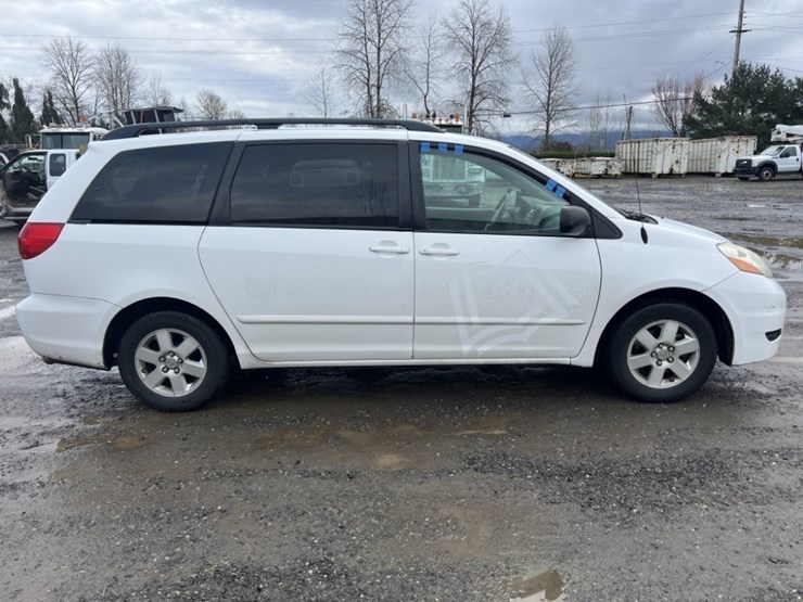 2008-toyota-sienna-le-image-3