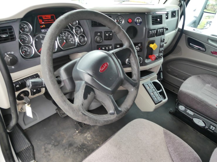 2018-peterbilt-579-image-15