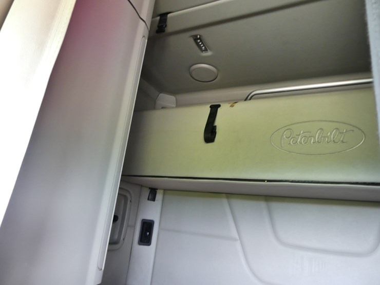 2018-peterbilt-579-image-10