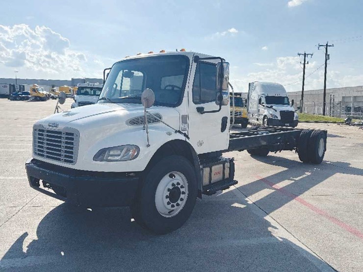 2020-freightliner-m2-106-image-1