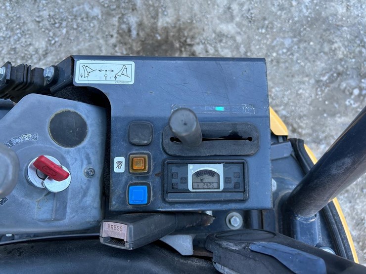 2017-deere-17g-image-21