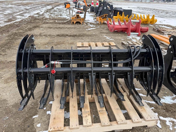 2025-curved-log-grabber-image-2