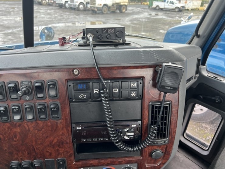 2017-mack-cxu613-tri-axle-truck-tractor-image-44