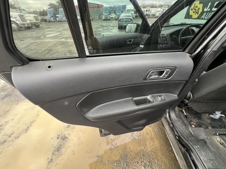 2018-ford-explorer-image-23