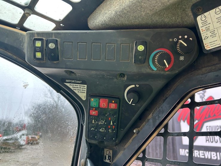 2022-deere-317g-image-25