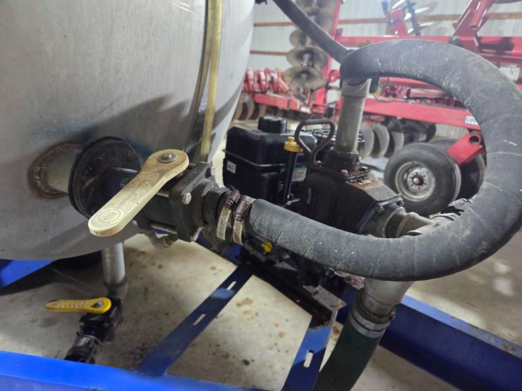 1000-gallon-liquid-nurse-trailer-image-17