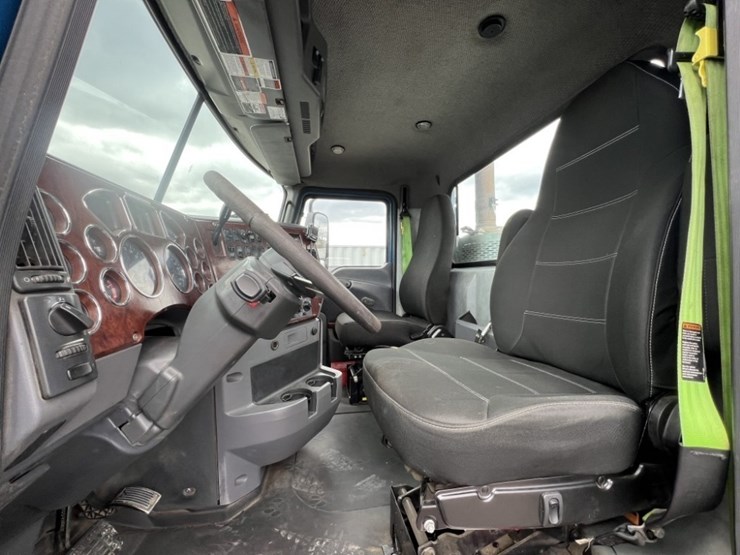 2017-mack-cxu613-tri-axle-truck-tractor-image-31