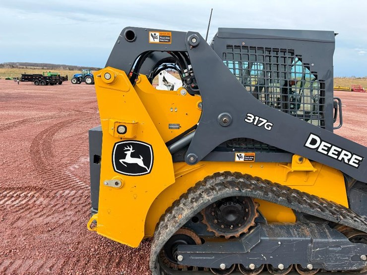 2020-deere-317g-image-26