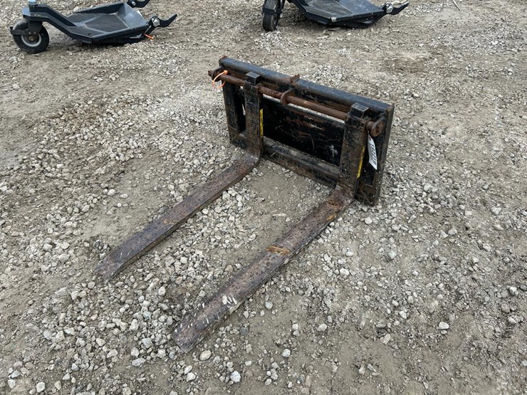 toro-31”-mini-skid-steer-pallet-forks-image-1