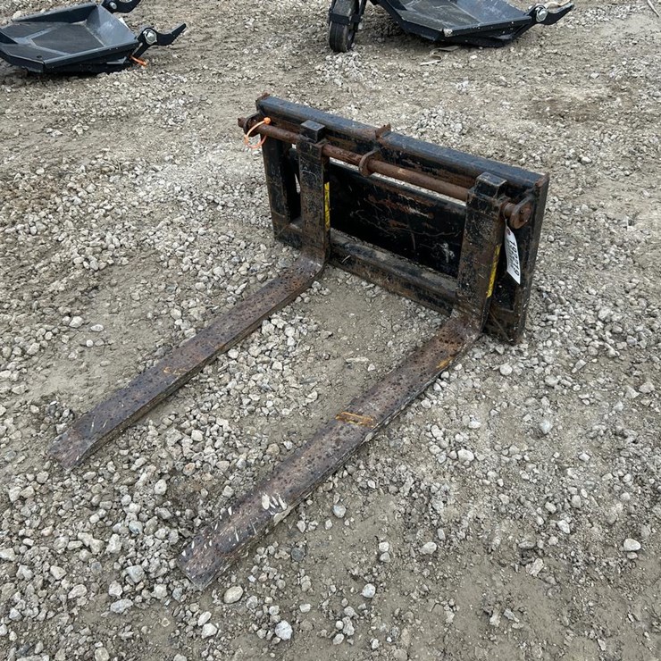 Toro 31” Mini Skid Steer Pallet Forks