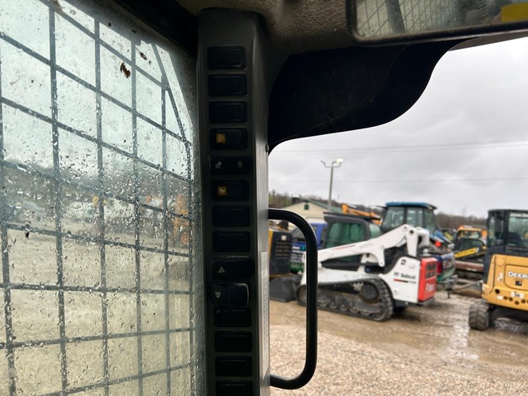 2023-new-holland-l318-image-23