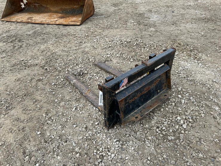 toro-31”-mini-skid-steer-pallet-forks-image-2