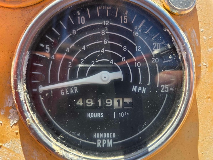 case-730-comfort-king-tractor-image-14