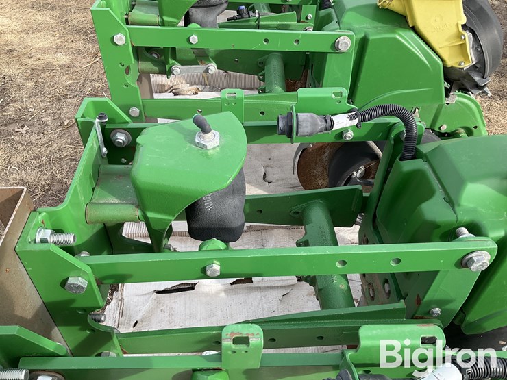 john-deere-12-image-11