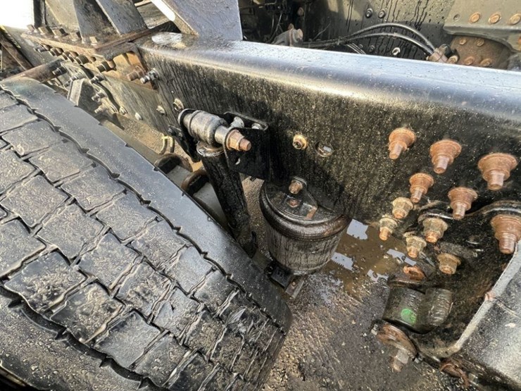 2015-mack-cxu613-tri-axle-truck-tractor-image-22