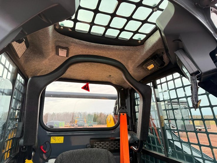 2020-deere-317g-image-37