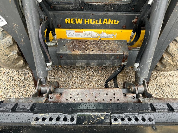 2023-new-holland-l318-image-10