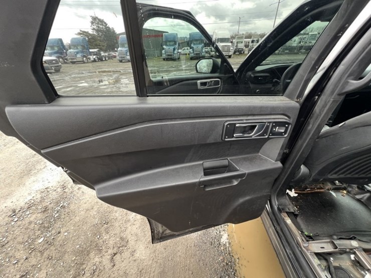 2020-ford-explorer-image-21