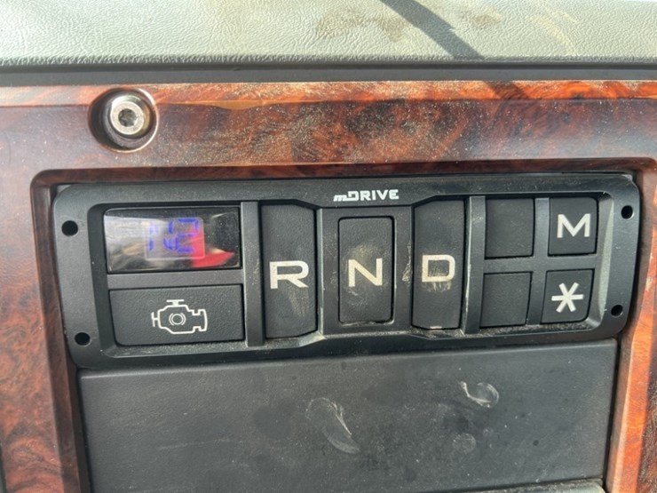 2015-mack-cxu613-tri-axle-truck-tractor-image-33