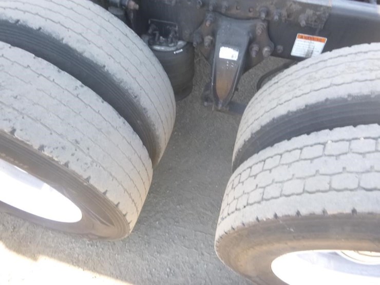 2012-freightliner-cascadia-125-image-26