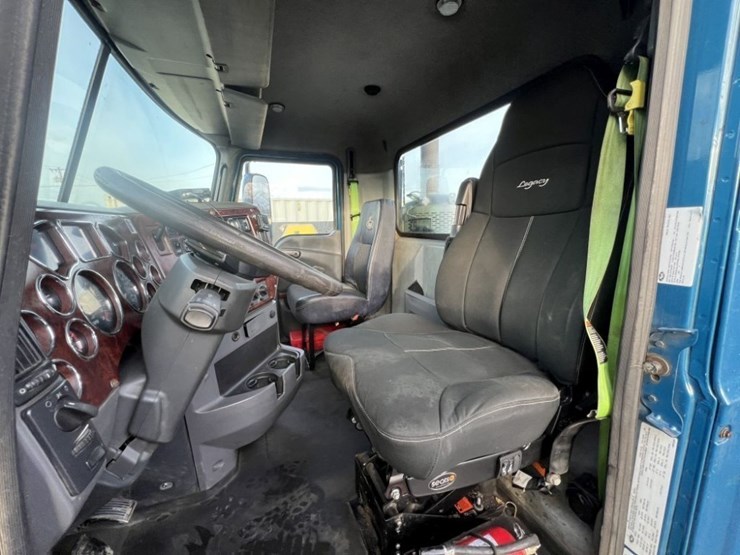 2015-mack-cxu613-tri-axle-truck-tractor-image-29