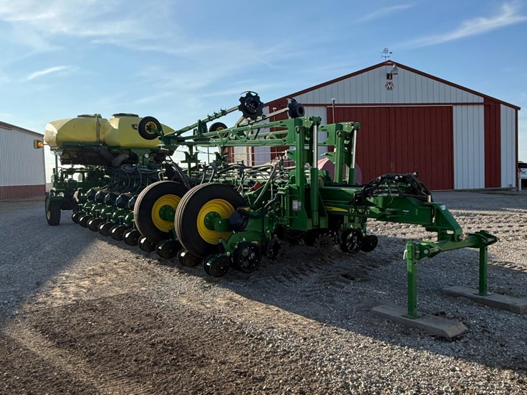 2021-john-deere-1775nt-image-3