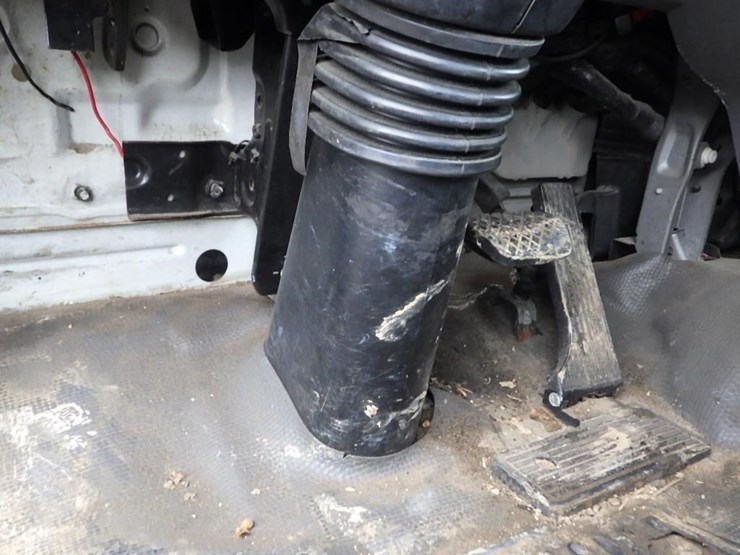 2004-izuzu-tilt-cab-22'-s/a-cab-and-chassis-image-25