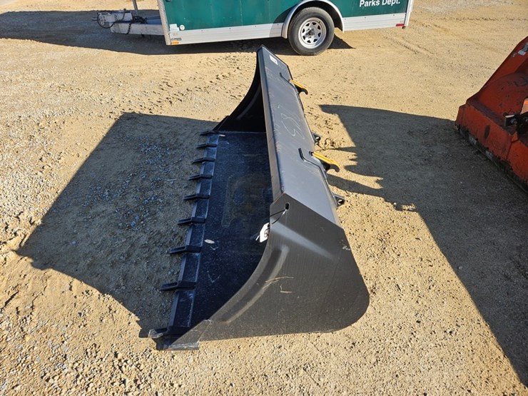 #638-•-heavy-duty-loader-bucket-with-teeth-image-2